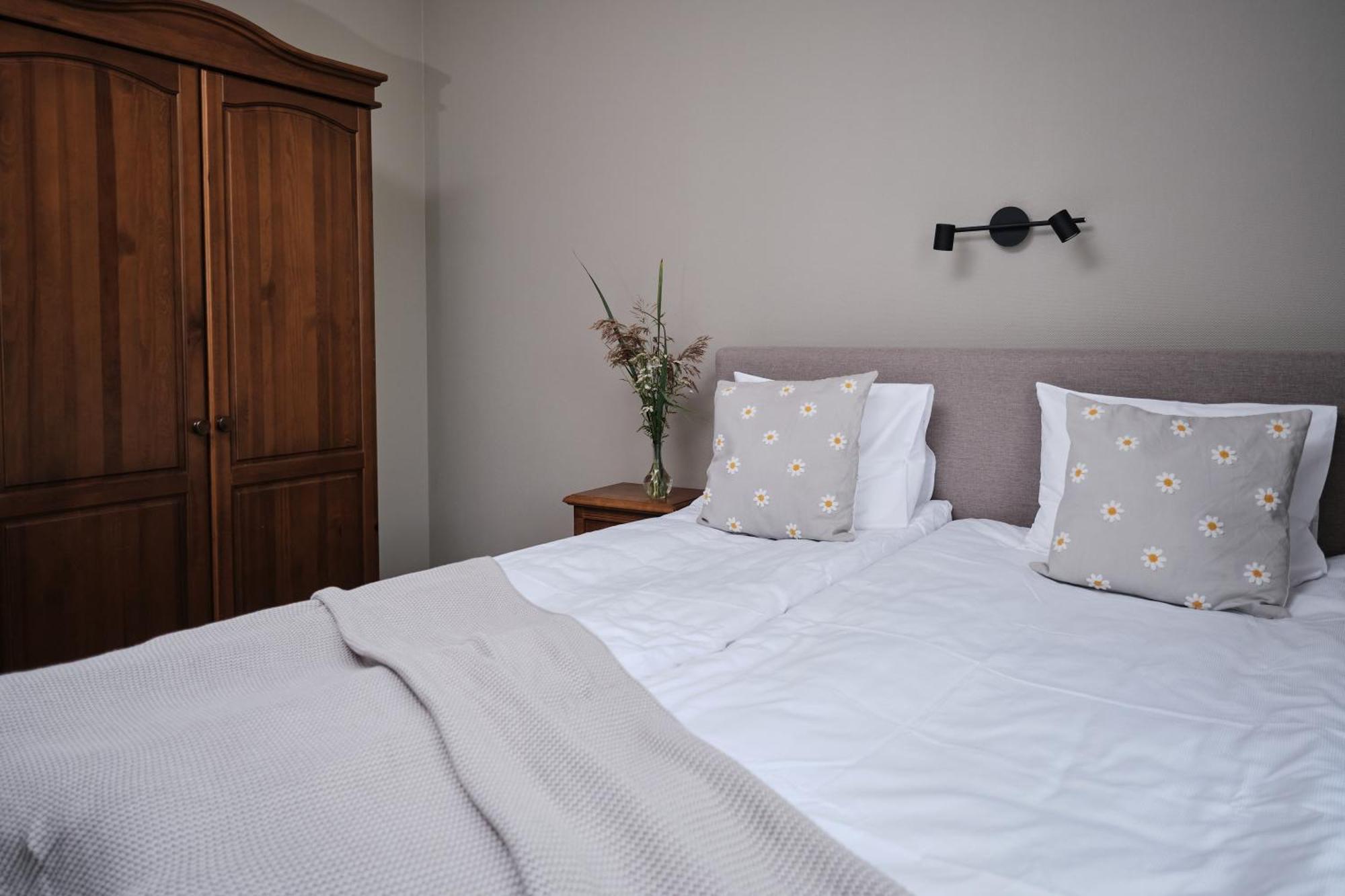 Hotel Pernigele Yelgavkrasty エクステリア 写真