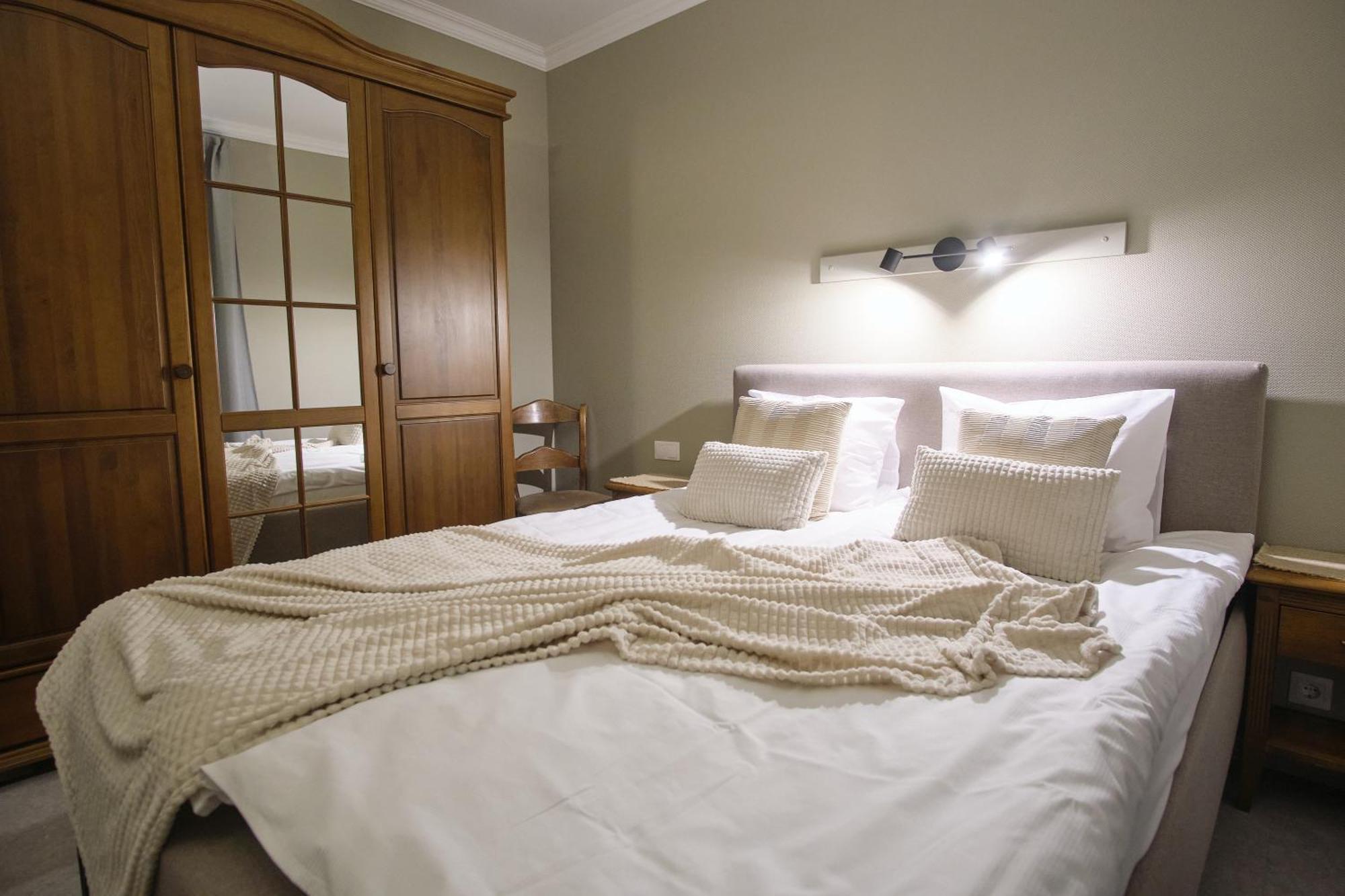Hotel Pernigele Yelgavkrasty エクステリア 写真